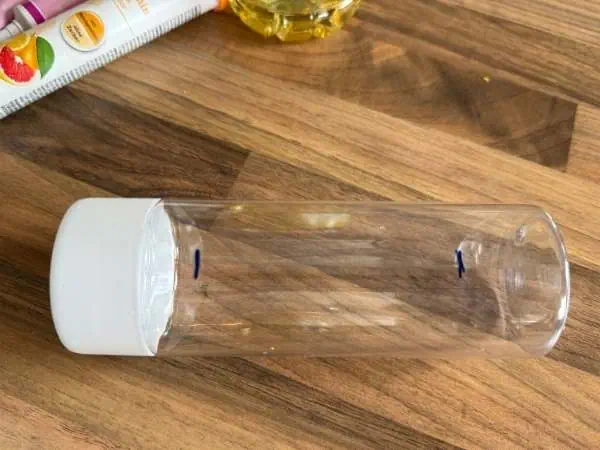 Leere Flasche auf Holzuntergrund.