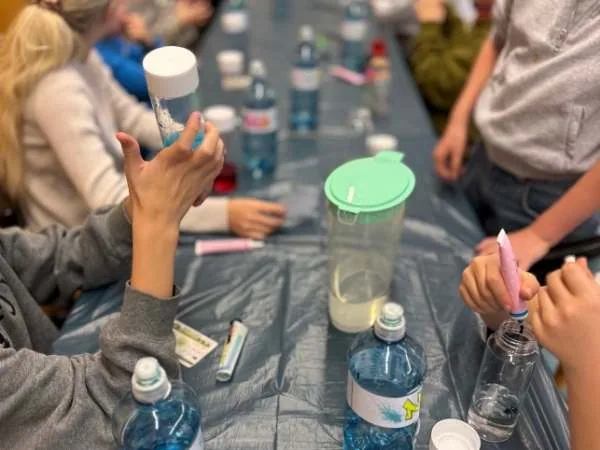 Kinder basteln mit Wasserflaschen.