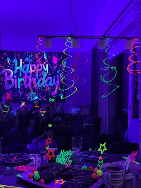 Raum im Schwarzlicht mit leuchtender Deko