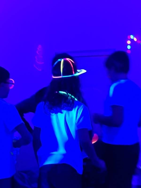 Kinder die im Schwarzlicht leuchten