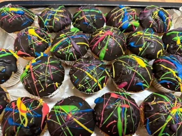 Muffins mit Neon Glasur viele Stück