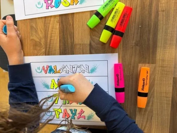 Kinder beim kreativen Malen mit bunten Textmarkern, Webshop MamaBlog, kreative Bastelideen für Kinder, Mal- und Bastelspaß für Kinder, bunte Farben, Kinderkunst, Bastelmaterialien.