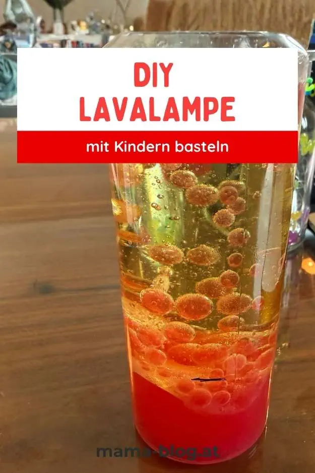 Pinterest Pin mit dem Titel: DIY Lavalampe mit Kindern basteln. Dahinter sieht man eine Bunte DIY Lavalampe für Kinder zum Basteln, kreative Bastelidee für Kinder, einfache Anleitung, originelles Deko-Objekt, kindgerechtes Bastelprojekt, Kinderzimmer Dekoration, kreative Kids-Aktivität.