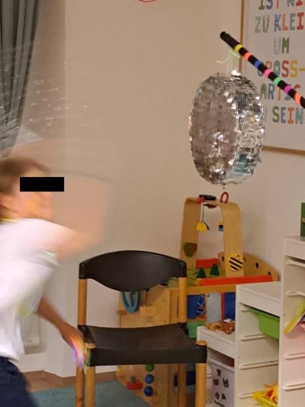 Knuspriges frisches Popcorn zum Naschen, frisch gepoppt auf Backpapier, perfekt f&uuml;r Kinoabende oder Snacks zwischendurch.