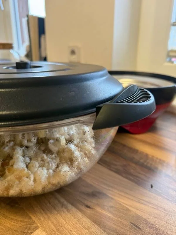 Knuspriges Popcorn frisch aus dem Heißluftgeräte für leckeren Kinogenuss zuhause, gesundes Snack-Highlight für Familien und Kinder, einfache Zubereitung, kohlenhydratarm und fettarm.