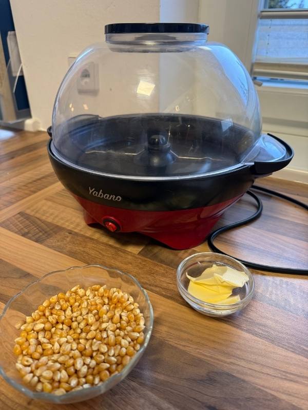 Automatische Popcornmaschine mit frischem Mais und Butter, ideal f&uuml;r Filmeabende und Familienfeiern. Einfach in der Bedienung, sorgt f&uuml;r leckeren, knusprigen Genuss.