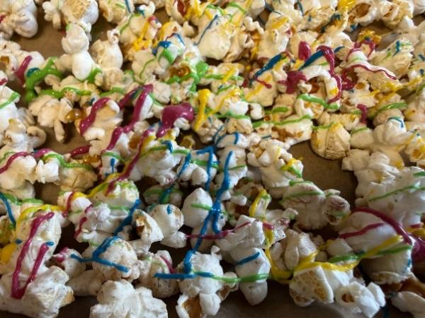 Popcorn mit Neon Glasur in verschiedenen Neon Farben
