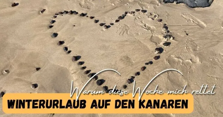 Beitragsbild mit dem Titel: Winterurlaub auf den Kararen - Warum mich diese Woche Rettet mit dem Hintergrund ein Herz aus Steinen im Sand am Strand, symbolisch für den Winterurlaub auf den Kanaren, passend zum Posttitel "Warum wir jedes Jahr im Winter Urlaub auf den Kanaren machen".