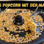 Beitragsbild mit dem Titel: Frisches Popcorn mit der Maschine - Warum sich eine Anschaffung lohnt. Mit einer Popcornmaschine im Hintergrund in der die Maiskörner mit Butter liegen