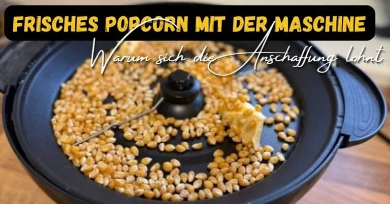 Beitragsbild mit dem Titel: Frisches Popcorn mit der Maschine - Warum sich eine Anschaffung lohnt. Mit einer Popcornmaschine im Hintergrund in der die Maiskörner mit Butter liegen