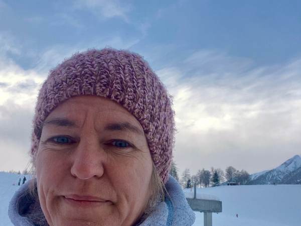 Barbara vor einer Schneekulisse, nicht sehr begeistert