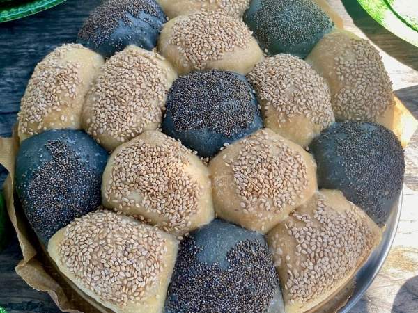 Fussball-Torte aus Brot mit dunklen und hellen teilen