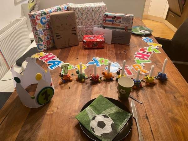 Geburtstagstisch mit Fu0ßballservietten und Geburtstagskerzen und Geschenken