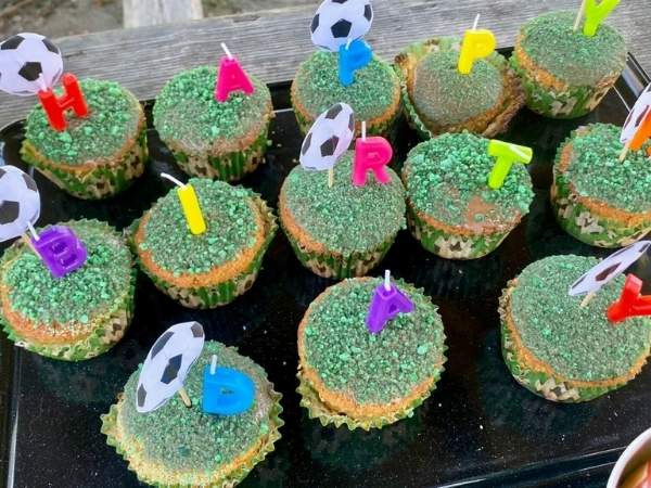 Muffins mit grünem Zucker und Fußballsteckern