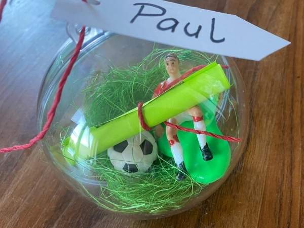 Fussball Kindergeburtstag Einladung: Eine durchsichtige Kugel mit Gas und einem Fussballspieler, Anhänger mit Namen