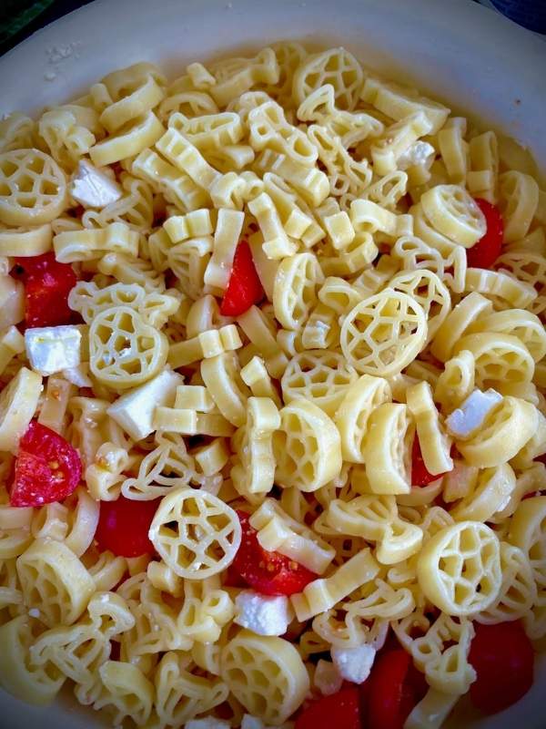 Fußballnudeln mit Tomaten und Feta als kalter Nudelsalat
