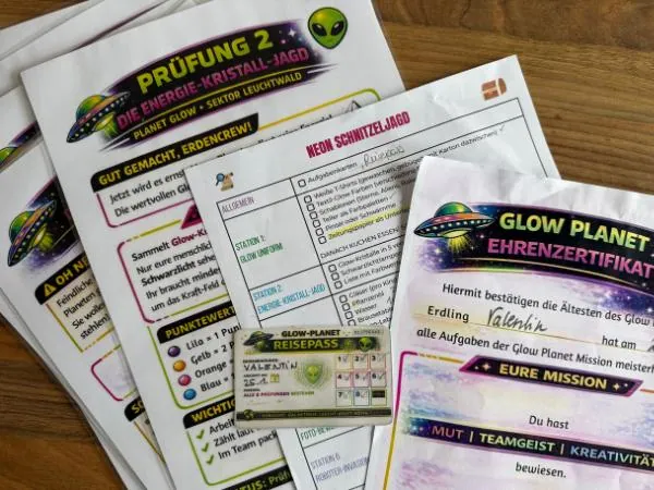 Einblick in kreative Materialien für Kinder mit Reisepass, Urkunde und Aufgabenkarten für die Schnitzeljagd zur Neon Party