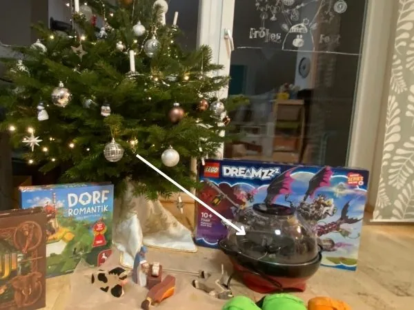 Gemütliche Weihnachtsdekoration mit Baum, Popcornmaschine und Spielzeug für Kinder, perfekte Stimmung für die Feiertage und Familienzeit.