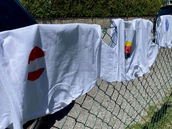 Fußballshirts selbst angefallen hängen am Zaun zum trocknen bei der Fußball Party