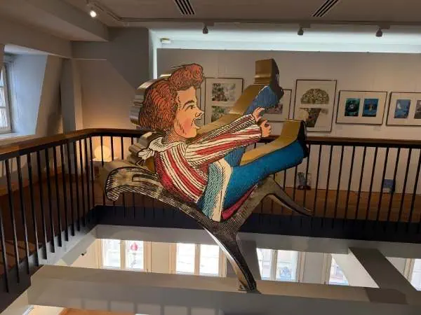 Ein Kind spielt auf einer Skulptur im Kunstmuseum, das eine kreative und inspirierende Umgebung für Familien und Kinder bietet.