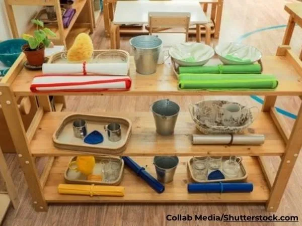 @ Collab Media/Shutterstock.com
Regal mit verschiedenen Materialien im Zimmer