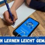 Beitragsbild mit dem Titel: Vokabeln lernen leicht gemacht - Darum lieben wir Cabuu & Stabilo Lunis Ink. Im Hintergrund sieht man eine Hand die mit dem Stift schreibt und die Cabuu App am Handy