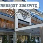 Beitragsbild mit dem Titel "Familienresort Zugspitz - unsere Erfahrungen". mit dem Eingangsbereich des Familienresort Zugspitz