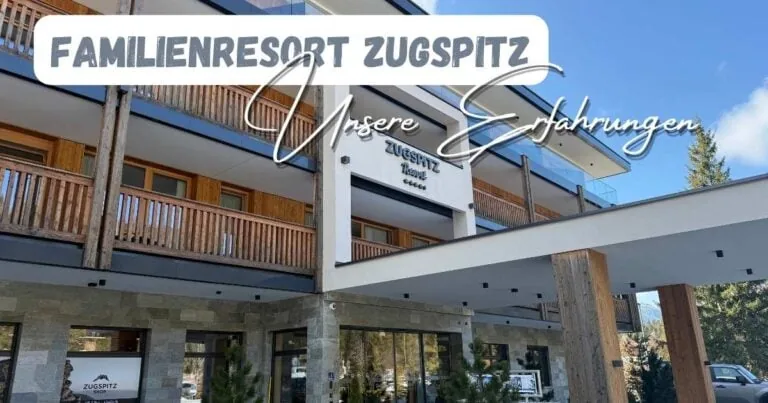 Beitragsbild mit dem Titel "Familienresort Zugspitz - unsere Erfahrungen". mit dem Eingangsbereich des Familienresort Zugspitz