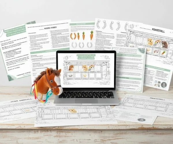 Ein Laptop zeigt eine Pferde-Schnitzeljagd Vorlage, umgeben von Papieren und einem Plüschpferd, ideal für kreative Kinderaktivitäten im Zusammenhang mit Pferden und Schatzsuche.
