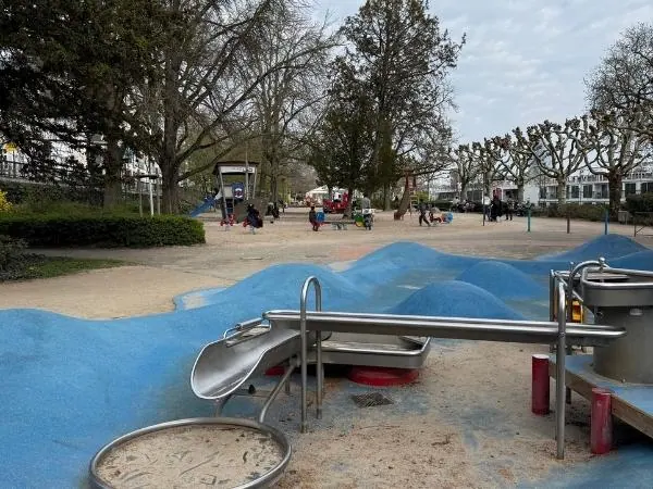 Spielplatz in Frankfurt mit einem Sandspielplatz im Vordergrund