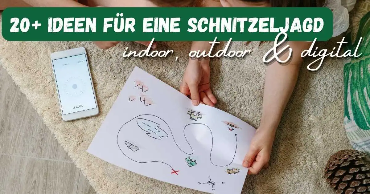 Beitragsbild mit dem Titel "20+ Schnitzeljagd Ideen - indoor, outdoor & digital" mit einer Schatzkarte, die von Kinderhänden gehalten wird auf einem Boden liegend