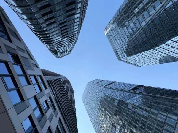 Hochhäuser in einer modernen Stadt, Blick nach oben auf die Wolkenkratzer, urbanes Stadtbild, Architektur, Glasfassaden, Stadtentwicklung, Business District, Stadtzentrum.