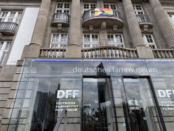 Ein modernes Foto des Deutschen Filmmuseums in Frankfurt, mit Blick auf das historische Geb&auml;ude und den Eingang, ideal f&uuml;r Film- und Kulturinteressierte, inklusive Regenwolken am Himmel.