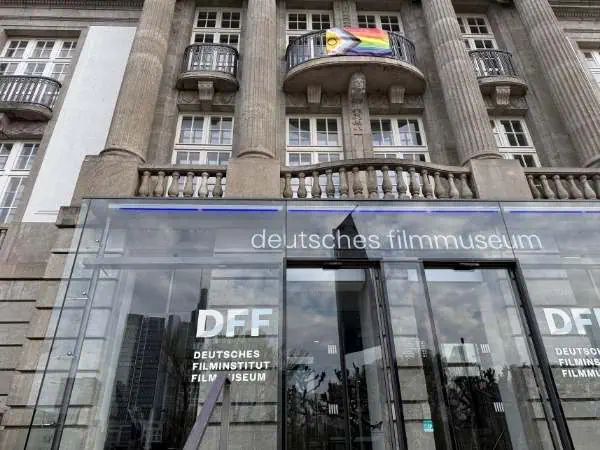 Ein modernes Foto des Deutschen Filmmuseums in Frankfurt, mit Blick auf das historische Gebäude und den Eingang, ideal für Film- und Kulturinteressierte, inklusive Regenwolken am Himmel.