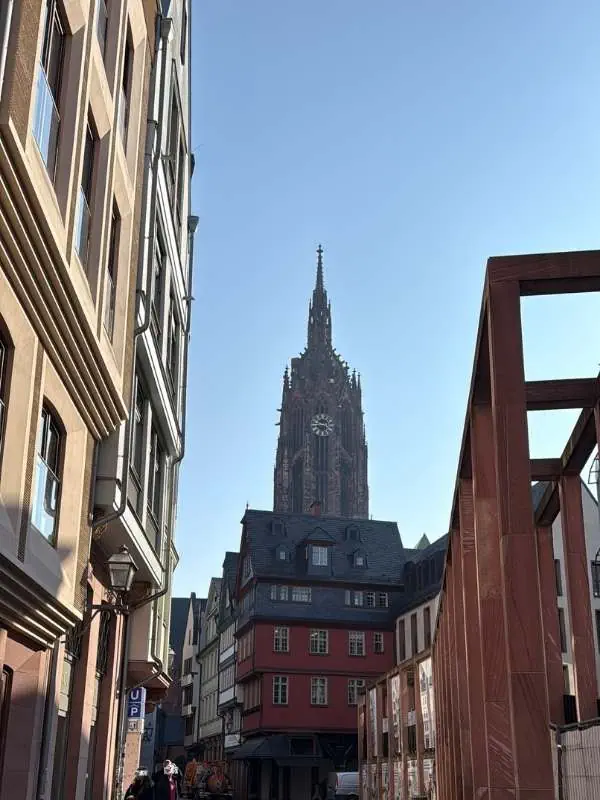 Ein Blick auf die historische Altstadt mit dem berühmten Ulmer Münster im Hintergrund, umgeben von modernen Gebäuden und einem klaren blauen Himmel.