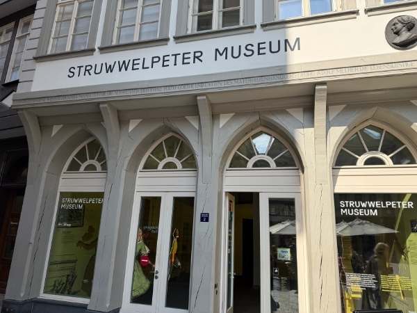 Eingang zum Struwwelpeter Museum in der neuen Altstadt von Frankfurt am Main.