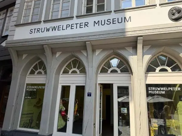 Außenansicht des Struwelpeter Museums mit Eingangsbereich und Schildern, historische Architektur, in einer Stadt in Österreich, für Familien und Kinder geeignet.