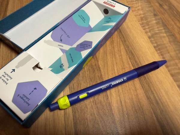 Stabilo LUnis Ink Stift neben der Verpakcung auf einer Holzunterfläche liegend
