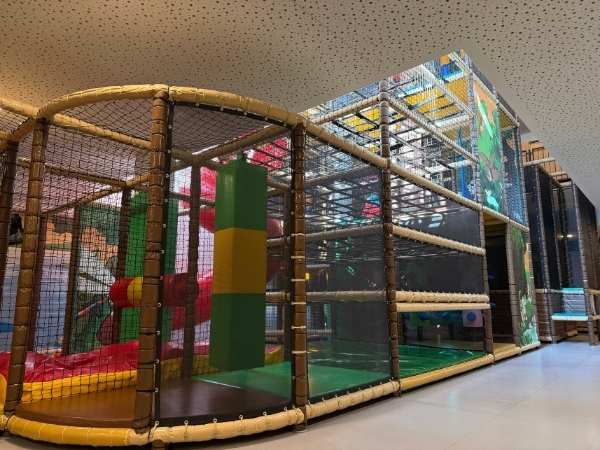 Spielplatz im Indoor-Spielpark mit Klettergerüsten, Rutschen und bunten Softplay-Elementen für Kinder, ideal für Familien und Kinderbetreuung in einem modernen Einkaufszentrum.