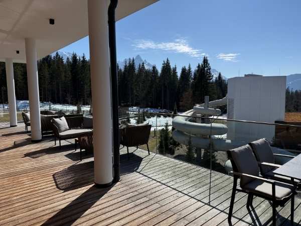 Badeanlage im Freien mit Pool, Sonnenliegen und umgeben von Bäumen in einer ruhigen, natürlichen Umgebung, ideal für Entspannung und Erholung im Sommer.
