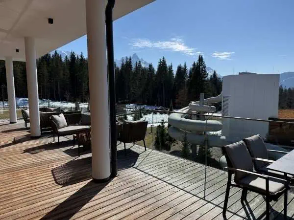 Badeanlage im Freien mit Pool, Sonnenliegen und umgeben von Bäumen in einer ruhigen, natürlichen Umgebung, ideal für Entspannung und Erholung im Sommer.