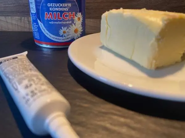 schnelle Buttercreme ohne Pudding, schnelle und gelingsichere Zubereitung, dekorative Tortenfüllung, ideal für Kuchen und Desserts, frische und luftige Konsistenz.