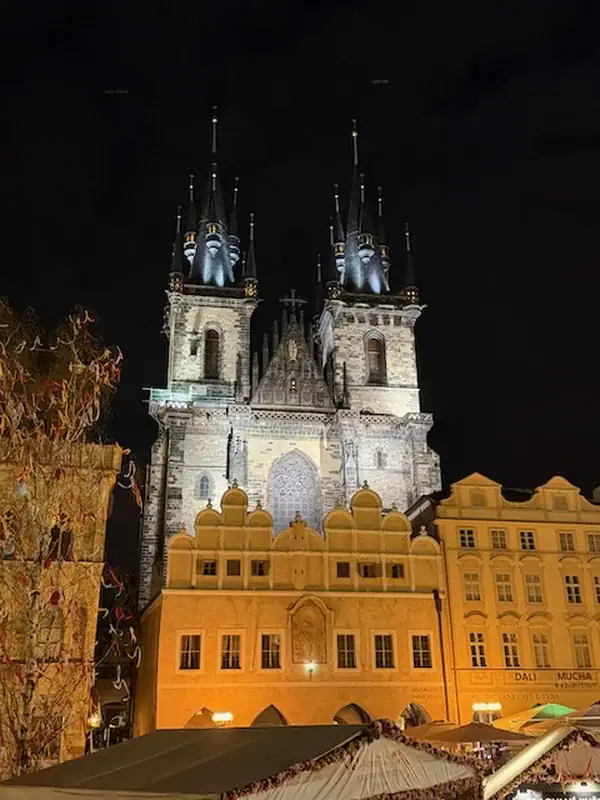 Historisches Prag bei Nacht mit beleuchteter gotischer Kathedrale, ideal für Familien und Geisterführungen, die Legenden und Spukorte in der Altstadt erkunden.