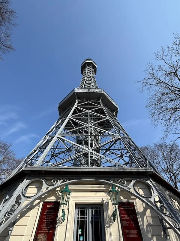Petrin Hügel Turm der aussieht wie der kleine Eiffelturm