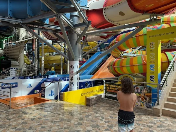 Kinderfreundlicher Wasserpark in Prag mit Rutschen, Wellenbad und Familienattraktionen für einen unvergesslichen Tag mit der Familie.