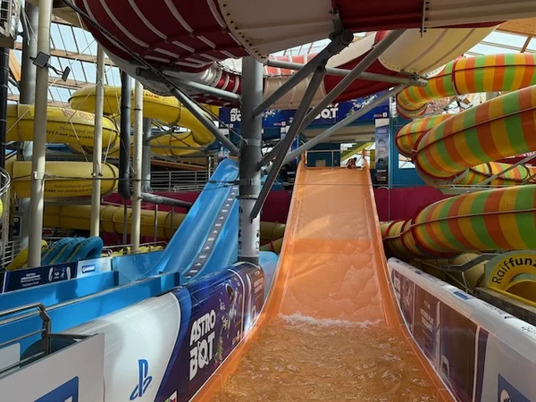 2 Rutschen von unten zu sehen im Aquapark in Prag