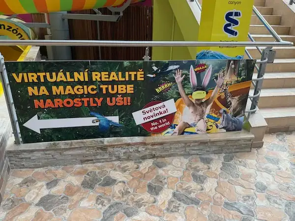 Virtuelle Realität im Aquapalace Prag: Spaß für Kinder und Familien, innovative Attraktion, Erlebnisbad, Wasserpark, Familienaktivitäten, Kinderfreundlich, Wasserspaß, Erlebniswelt.