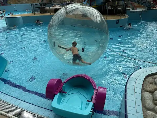 Kinderfreundlicher Wasserpark in Prag mit Rutschen, Wellenbad und Entspannungsbereichen.