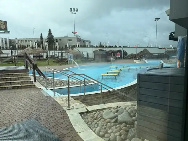 Außenbereich vom Auqapalace in Prag mit einem beheizten Becken