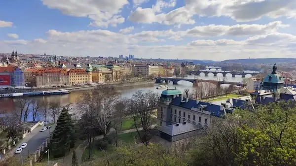 Ausblick auf die Burgen von Prag vom Lena Park aus